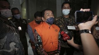 Bupati Banjarnegara Budhi Sarwono mengenakan rompi tahanan usai menjalani pemeriksaan di gedung KPK, Jakarta, Jumat (3/9/2021). ANTARA FOTO/Dhemas Reviyanto