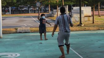 Warga berolahraga sore di Jakarta International Velodrome, Jakarta Timur, Sabtu (4/9/2021). [Suara.com/Alfian Winanto]