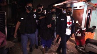 Petugas Satnarkoba Polres Metro Tangerang Kota menggiring bandar sabu dalam kasus Komika Reza Pardede atau Coki Pardede usai ditangkap di Karawaci, Tangerang, Banten, Jumat (3/9/2021) malam.  ANTARA FOTO/Muhammad Iqbal