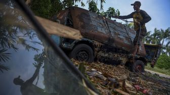 Melihat Proses Pemotongan Bangkai Angkot di Depok