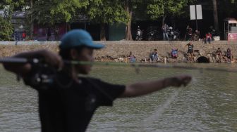 Sejumlah warga memancing ikan di tepi danau di kawasan Perkampungan Budaya Betawi Setu Babakan, Jagakarsa, Jakarta, Minggu (5/9/2021). [Suara.com/Angga Budhiyanto]