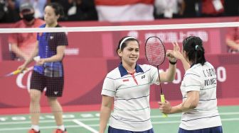 Pebulutangkis ganda putri Indonesia Oktila Leani Ratri (kiri) dan Sadiyah Khalimatus melakukan selebrasi saat bertanding melawan wakil China Cheng He Fang-Ma Huihui pada final pertandingan bulutangkis nomor ganda putri kategori SL3-SU5 Paralympic Games Tokyo 2020 di Yoyogi National Stadium, Tokyo, Jepang, Sabtu (4/9/2021). [ANTARA FOTO/HO-NPC Indonesia]