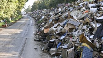 Tumpukan sampah yang ditinggalkan di jalan raya A601 di Juprelle, Liege, Belgia, pada (3/9/2021). [François WALSCHAERTS / AFP] 