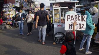 Sejumlah warga memadati kawasan wisata kuliner Pasar Lama Tangerang, Banten, Minggu (5/9/2021). [Suara.com/Hilal Rauda Fiqry]