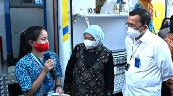 Direktur Utama Bank BTN, Haru Koesmahargyo bersama Menteri Ketenagakerjaan, Ida Fauziyah berbincang dengan pekerja usai mencairkan dana Program Bantuan Subsidi Upah (BSU) melalui mobil kas Bank BTN di Semarang, Jawa Tengah, Jumat (3/9). (Dok: BTN)