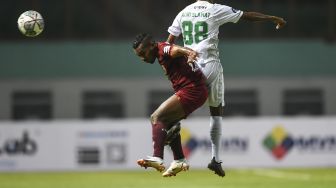 Pesepak bola Borneo FC Terens Owang Priska Puhiri (kiri) berebut bola dengan pesepak bola Persebaya Surabaya Alwi Slamat (kanan) dalam lanjutan Liga 1 2021-2022 di Stadion Wibawa Mukti, Cikarang, Jawa Barat, Sabtu (4/9/2021). [ANTARA FOTO/M Risyal Hidayat]