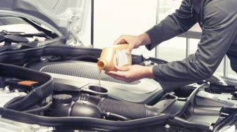 Cek Daftar Merek Oli Mobil Terbaik yang Bikin Mesin Awet