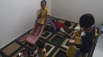 Empat anak bermain di Kampung Susun Akuarium, Penjaringan, Jakarta, Senin (6/9/2021). [Suara.com/Angga Budhiyanto]