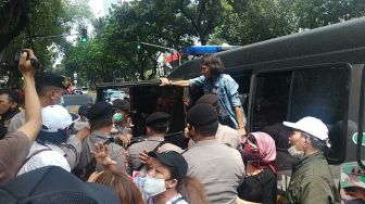 Ricuh saat Geruduk DPRD, Demo Dukung Interpelasi Anies Dibubarkan Polisi