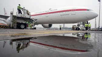 Pekerja cargo melakukan bongkar muat Envirotainer berisi vaksinCOVID-19 Sinovac dari badan pesawat Garuda Indonesia setibanya dari Beijing di Terminal Cargo Bandara Soekarno Hatta, Tangerang, Banten, Senin, (6/9/2021). ANTARA/Muhammad Iqbal
