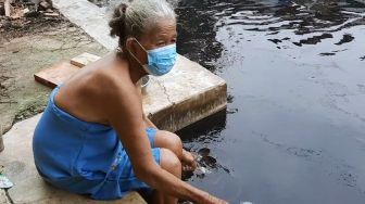 Susah Air Bersih, Warga Bekasi Pakai Air Kali Cilemahabang yang Menghitam untuk MCK