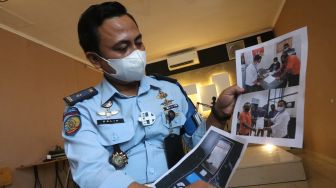 Kepala Kesatuan Pengaman Lembaga Pemasyarakatan (Lapas) Kelas IIA Kediri, Ario Galih Maduseno menunjukkan foto barang bukti narkotika dan tersangka pemiliknya di Kota Kediri, Jawa Timur, Senin (6/9/2021).  ANTARA FOTO/Prasetia Fauzani