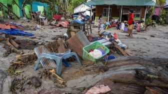 Sejumlah warga mengumpulkan barang-barangnya yang masih dimanfaatkan usai dilanda banjir bandang susulan di Desa Rogo, Dolo Selatan, Sigi, Sulawesi Tengah, Senin (6/9/2021). ANTARA FOTO/Basri Marzuki
