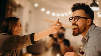 Viral Momen Romantis Pasutri saat Makan Berdua, Sang Suami Diam-Diam Lakukan Ini