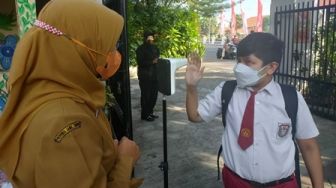 Alvino Bingung Kelasnya di Mana Saat PTM SD Pertama di Kota Surabaya