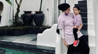Sama-sama Kece, Intip 8 Gaya Putri Anne Pakai Baju Kembaran dengan Anak