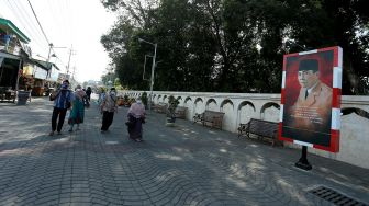 Peziarah melintas di kawasan makam Presiden Soekarno di Kota Blitar, Jawa Timur, Senin (6/9/2021). ANTARA FOTO/Irfan Anshori