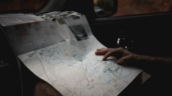 Pastikan peta kertas tetap tersedia di dashboard mobil anda.