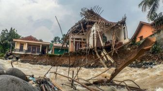 Bangunan rumah yang rusak akibat banjir bandang di Desa Kalong Sawah, Jasinga, Kabupaten Bogor, Jawa Barat, Selasa (7/9/2021).  ANTARA FOTO/Yulius Satria Wijaya