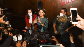 Aktris Nikita Mirzani saat menggelar konferensi dihadapan awak media terkait kasusnya dengan mantan suami, Dipo Latief di Kawasan Senopati, Jakarta Selatan, Selasa (7/9/2021). [Suara.com/Alfian Winanto]