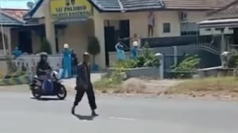 Pria Seliweran di Tengah Jalan Raya Banyuwangi Viral, Netizen: Nge-prank Malaikat
