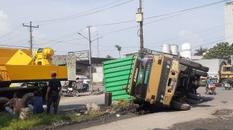 Dear Walkot Bobby, Jalan Menuju KIM Rusak, Truk Sering Terbalik