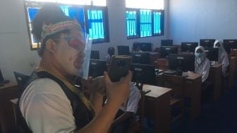 Unik! Hari Pertama PTM, Siswa SMP di Kota Tegal Disambut Guru Berkostum Tokoh Wayang