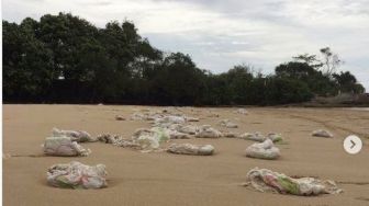 Duh! Sampah Popok Bertebaran di Pantai Badur Sumenep