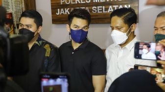 Aktor Jonathan Frizzy menemui awak media usai menjalani pemeriksaan di Polres Metro Jakarta Selatan, Selasa (7/9/2021). [Suara.com/Alfian Winanto]