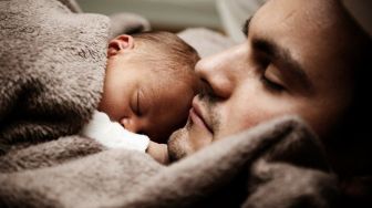 Istri Sibuk, Suami Menenangkan Bayi Menangis Caranya Bikin Ngakak