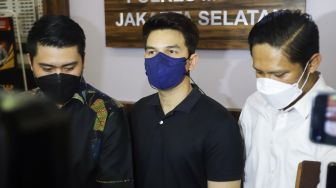 Tak Rela Anaknya Dirawat Dhena Devanka, Jonathan Frizzy Bakal Ajukan Banding