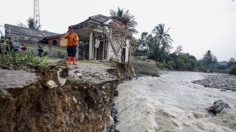 Petugas BPBD Kabupaten Bogor melihat bangunan yang rusak karena banjir bandang di Desa Kalong Sawah, Jasinga, Kabupaten Bogor, Jawa Barat, Selasa (7/9/2021).ANTARA FOTO/Yulius Satria Wijaya