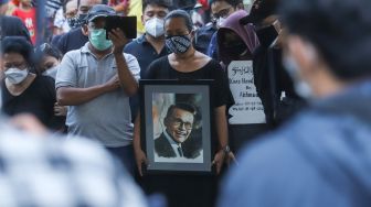 Haru keluarga dan kerabat iringi pemakaman Penyanyi Koes Hendratmo di TPU Karet Bivak, Jakarta Pusat, Selasa (7/9/2021). [Suara.com/Alfian Winanto]