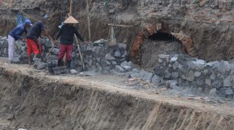 Warga melihat susunan batu pada temuan yang diduga terowongan kuno di Sabrang Lor, Trucuk, Klaten, Jawa Tengah, Selasa (7/9/2021).  ANTARA FOTO/Aloysius Jarot Nugroho