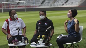 Menteri Pemuda dan Olahraga Zainudin Amali (tengah) bersama Ketua Umum Komite Olahraga Nasional Indonesia (KONI) Pusat Marciano Norman (kiri) menjawab pertanyaan dari pembawa acara saat Podcast Cipta Karya di Stadion Utama Gelora Bung Karno, Jakarta, Rabu (8/9/2021). [Suara.com/Angga Budhiyanto] 