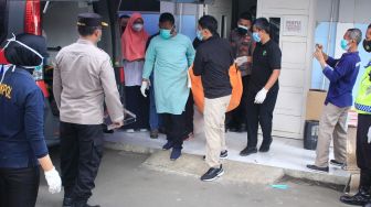 Petugas membawa Jenazah Korban Kebakaran Lapas Tangerang di RSUD Kabupaten Tangerang, Tangerang, Banten, Rabu (8/9).  [Suara.com/ Hilal Rauda Fiqry]