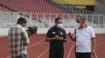 Menteri Pemuda dan Olahraga Zainudin Amali (tengah) bersama Ketua Umum Komite Olahraga Nasional Indonesia (KONI) Pusat Marciano Norman (kanan) bersiap untuk melakukan sesi tanya jawab pada Podcast Cipta Karya di Stadion Utama Gelora Bung Karno, Jakarta, Rabu (8/9/2021). [Suara.com/Angga Budhiyanto] 