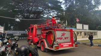 Pabrik Tekstil di Mojokerto Kebakaran, 14 Mobil Damkar Dikerahkan untuk Padamkan Api