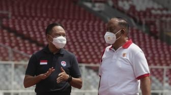 Menteri Pemuda dan Olahraga Zainudin Amali (kiri) bersama Ketua Umum Komite Olahraga Nasional Indonesia (KONI) Pusat Marciano Norman (kanan) bersiap untuk melakukan sesi tanya jawab pada Podcast Cipta Karya di Stadion Utama Gelora Bung Karno, Jakarta, Rabu (8/9/2021). [Suara.com/Angga Budhiyanto] 