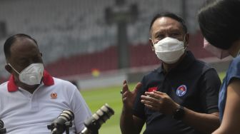 Menteri Pemuda dan Olahraga Zainudin Amali (tengah) bersama Ketua Umum Komite Olahraga Nasional Indonesia (KONI) Pusat Marciano Norman (kiri) menjawab pertanyaan dari pembawa acara saat Podcast Cipta Karya di Stadion Utama Gelora Bung Karno, Jakarta, Rabu (8/9/2021). [Suara.com/Angga Budhiyanto] 