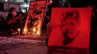 Mahasiswa mengikuti aksi refleksi 17 tahun kematian Munir di depan Kampus UNS, Solo, Jawa Tengah, Selasa (7/9/2021).  ANTARA FOTO/Mohammad Ayudha