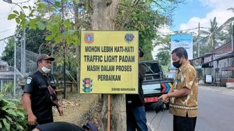 Trik Dishub Kabupaten Karangasem Atasi Traffic Light di Simpang Empat Kecicang Rusak