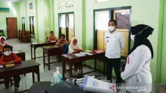 Hari Pertama Pembelajaran Tatap Muka, Bupati Lumajang Soroti Kelengkapan Penunjang Prokes