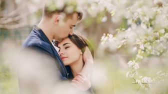 5 Ciri Suami yang Selalu Mencintai Istri, Pasanganmu Termasuk?