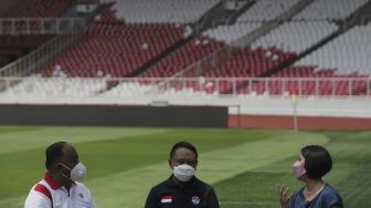 Menteri Pemuda dan Olahraga Zainudin Amali (tengah) bersama Ketua Umum Komite Olahraga Nasional Indonesia (KONI) Pusat Marciano Norman (kiri) menjawab pertanyaan dari pembawa acara saat Podcast Cipta Karya di Stadion Utama Gelora Bung Karno, Jakarta, Rabu (8/9/2021). [Suara.com/Angga Budhiyanto] 