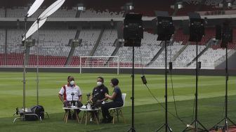 Menteri Pemuda dan Olahraga Zainudin Amali (tengah) bersama Ketua Umum Komite Olahraga Nasional Indonesia (KONI) Pusat Marciano Norman (kiri) menjawab pertanyaan dari pembawa acara saat Podcast Cipta Karya di Stadion Utama Gelora Bung Karno, Jakarta, Rabu (8/9/2021). [Suara.com/Angga Budhiyanto] 