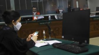 Suasan jalannya sidang kasus narkoba yang menjerat Aktor Jeff Smith di Pengadilan Negeri Jakarta Barat, Rabu (8/9/2021). [Suara.com/Alfian Winanto]