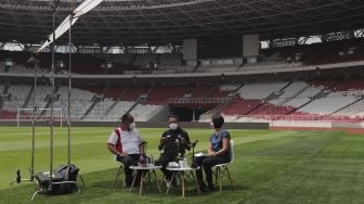 Menteri Pemuda dan Olahraga Zainudin Amali (tengah) bersama Ketua Umum Komite Olahraga Nasional Indonesia (KONI) Pusat Marciano Norman (kiri) menjawab pertanyaan dari pembawa acara saat Podcast Cipta Karya di Stadion Utama Gelora Bung Karno, Jakarta, Rabu (8/9/2021). [Suara.com/Angga Budhiyanto] 