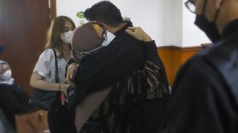 Ibu Aktor Jeff Smith, Areistiani memeluk kuasa hukumnya usai vonis sidang kasus narkoba yang menjerat anaknya di Pengadilan Negeri Jakarta Barat, Rabu (8/9/2021). [Suara.com/Alfian Winanto]