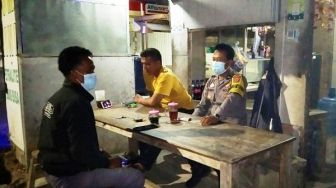 Bhabinkamtibmas Kalikoa Sambangi Warga hingga Lewat Tengah Malam